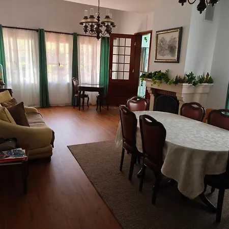 בית אירוח Gorgeous House